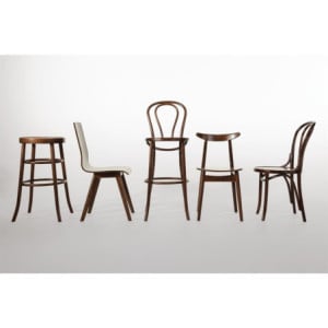 Bistrostoelen Gebogen Hout Noten Afwerking. Charme en Comfort voor Uw Restaurant.