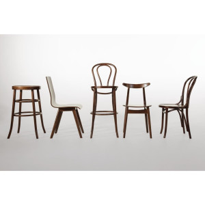 Bistrostoelen Gebogen Hout Noten Afwerking. Charme en Comfort voor Uw Restaurant.