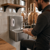 Edelstahl-Handwaschbecken mit Kniebedienung, Rückwand und Seife