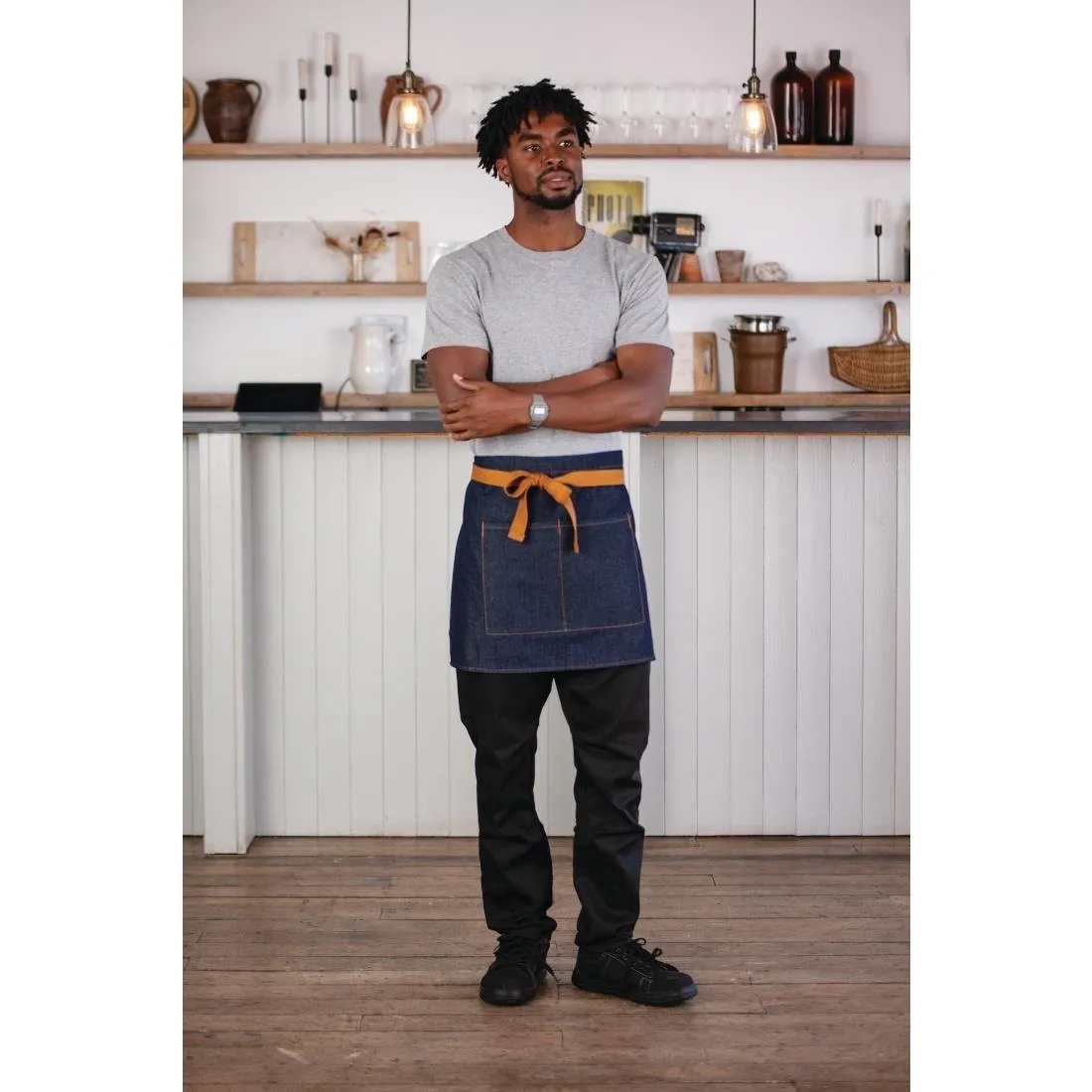 Schort van blauwe denim met een okergele katoenen riem - 700 x 430 mm